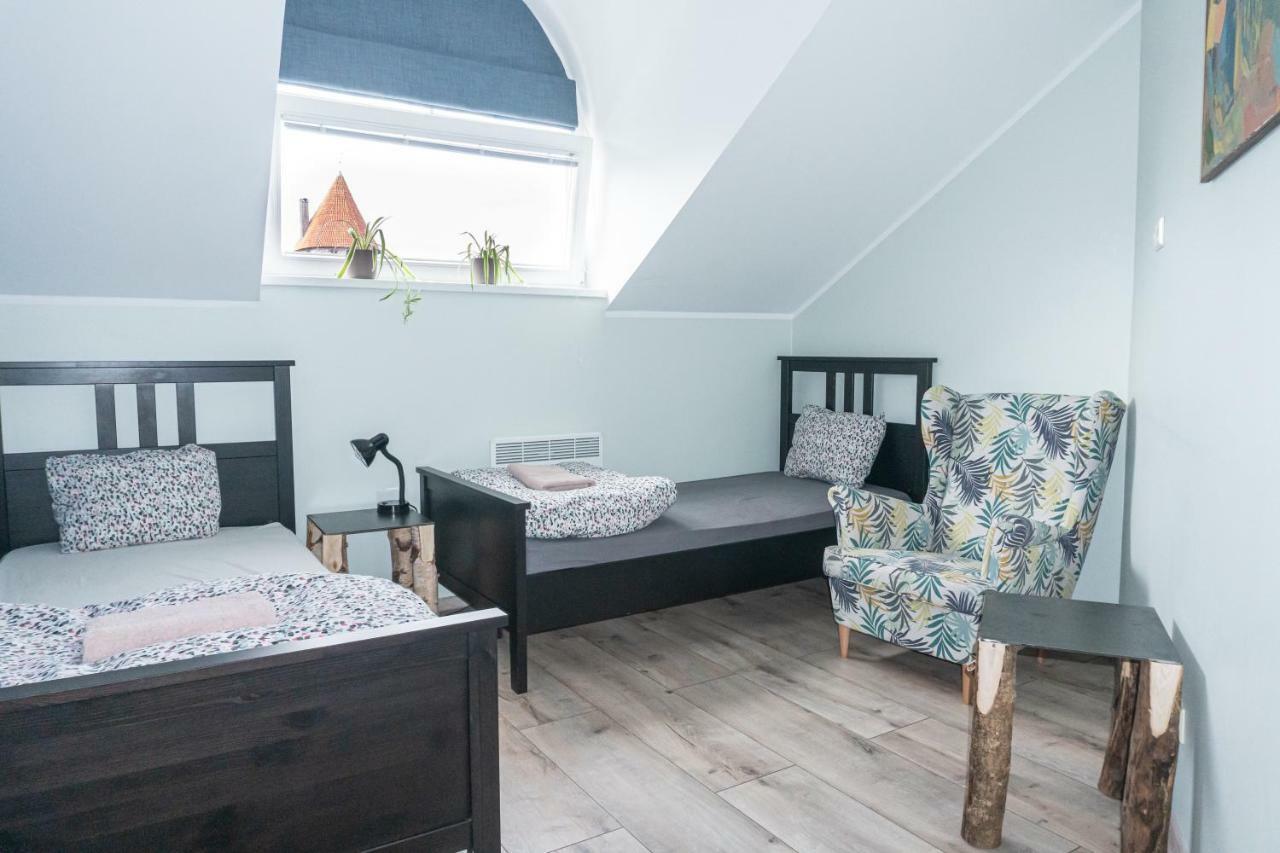 Tweepersoonskamer met 2 Aparte Bedden en Gedeelde Badkamer
